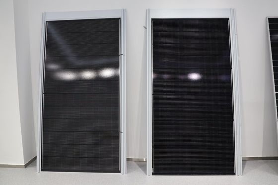 Zwarte BIPV-zonnepanelen van plat staal met 48,65 V open circuitspanning 530 W maximaal vermogen