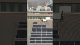 Hoe worden flexibele modules op gebogen daken 'geplakt'? Zie het duidelijk in één continu shot.