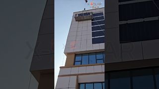 Wandgemonteerde krachtcentrale! Flexibele PV voor verticale installatie – boren is niet nodig.